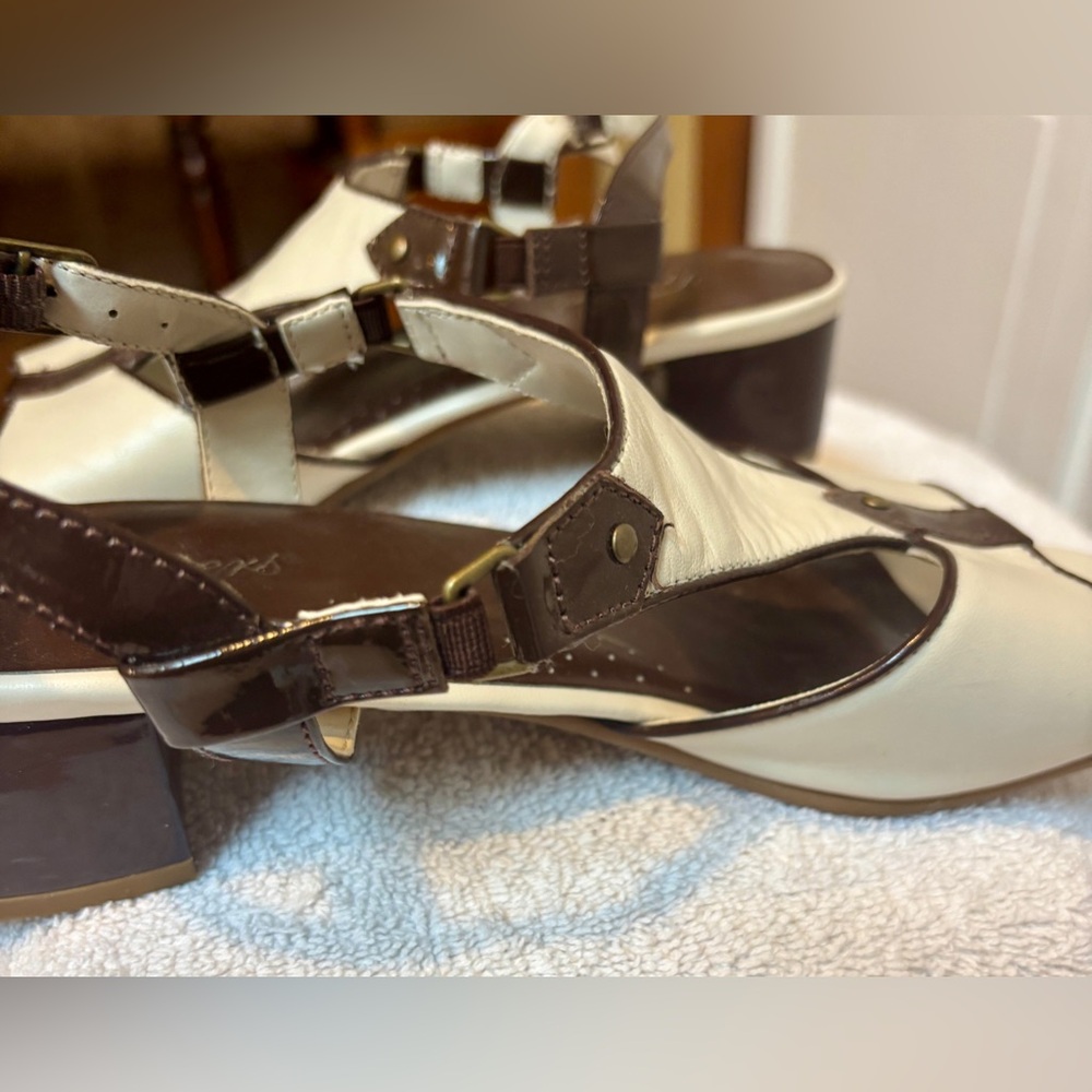 Trotters Two-Tone Sandals | Size 8.5 | Cream & Brown - Picture 9 of 9